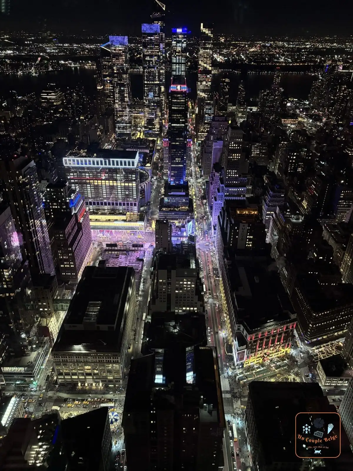 Vue plongeante sur les avenues illuminées de Manhattan depuis l'Empire State Building