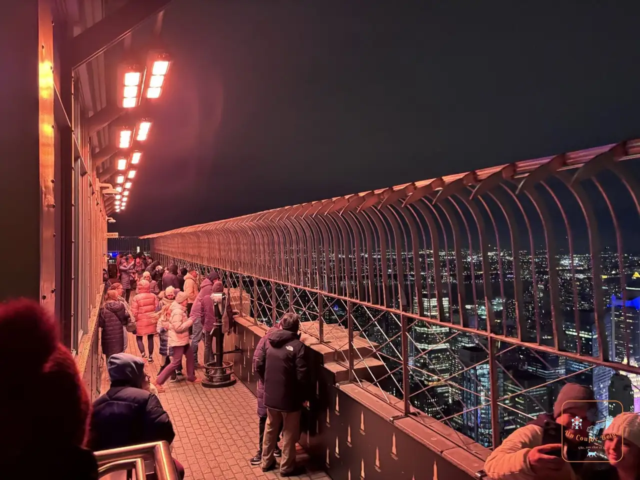 La terrasse extérieure du 86e étage de l'Empire State Building de nuit