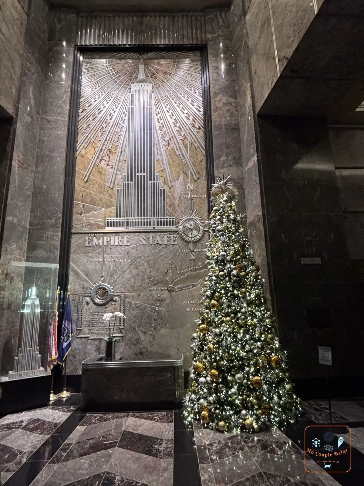 Le hall art déco de l'Empire State Building et son sapin de Noël