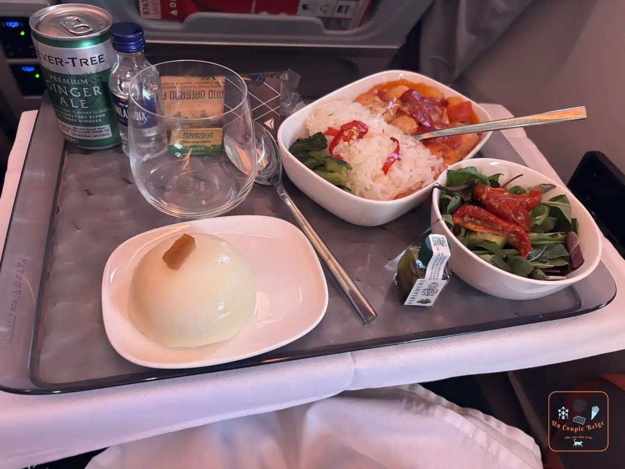 Deuxième plateau-repas avec salade et plat chaud
