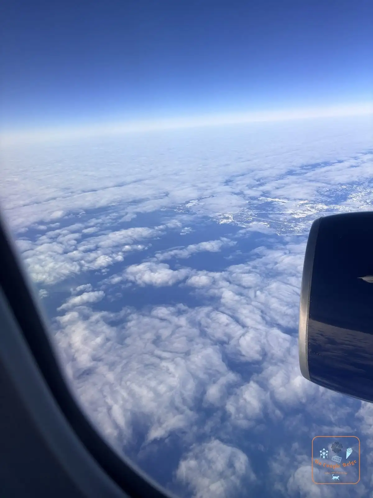 Vue sur les nuages depuis le hublot, au-dessus de l'Atlantique