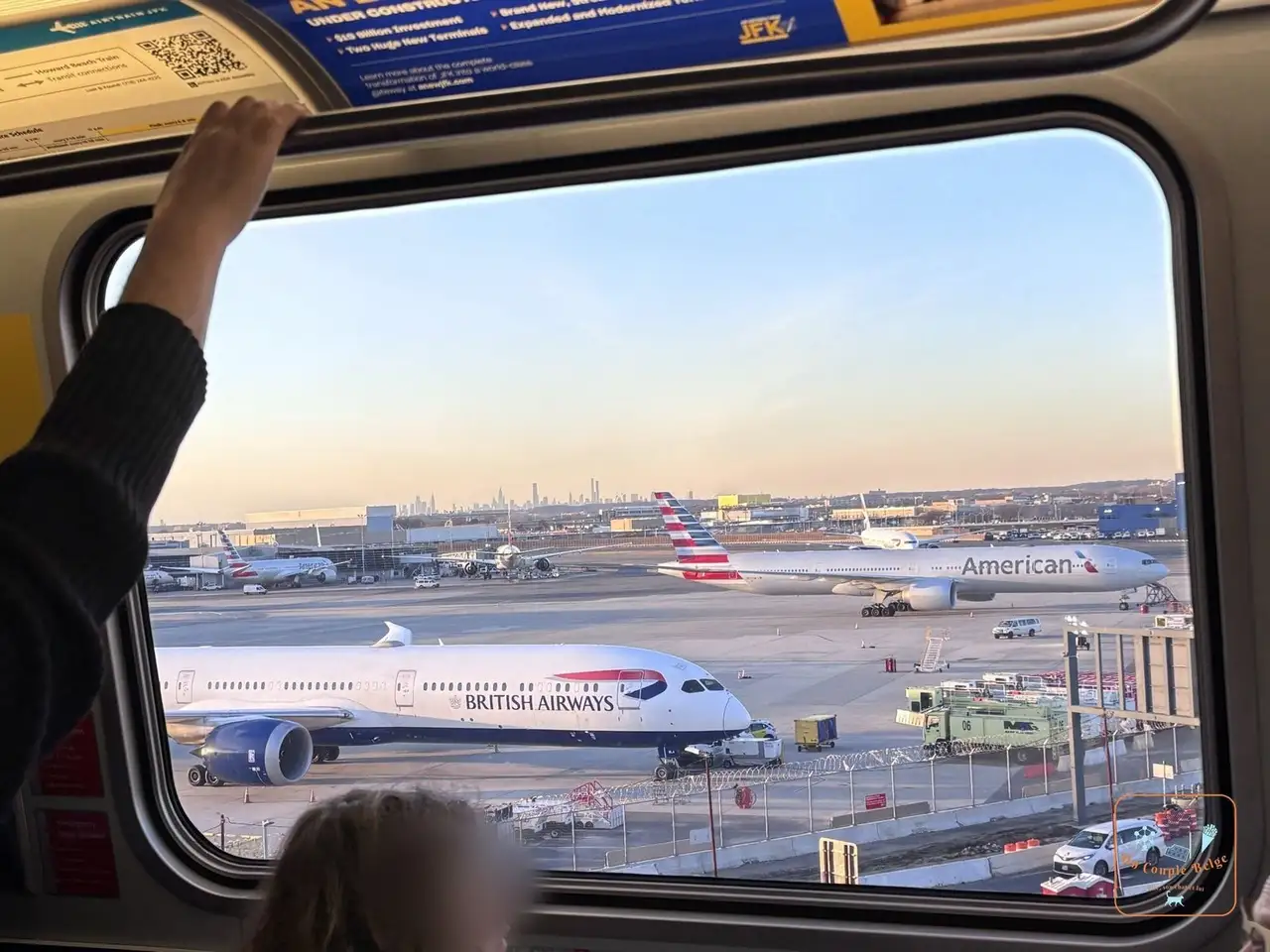 Vue sur les avions British Airways et American Airlines depuis l'AirTrain de JFK