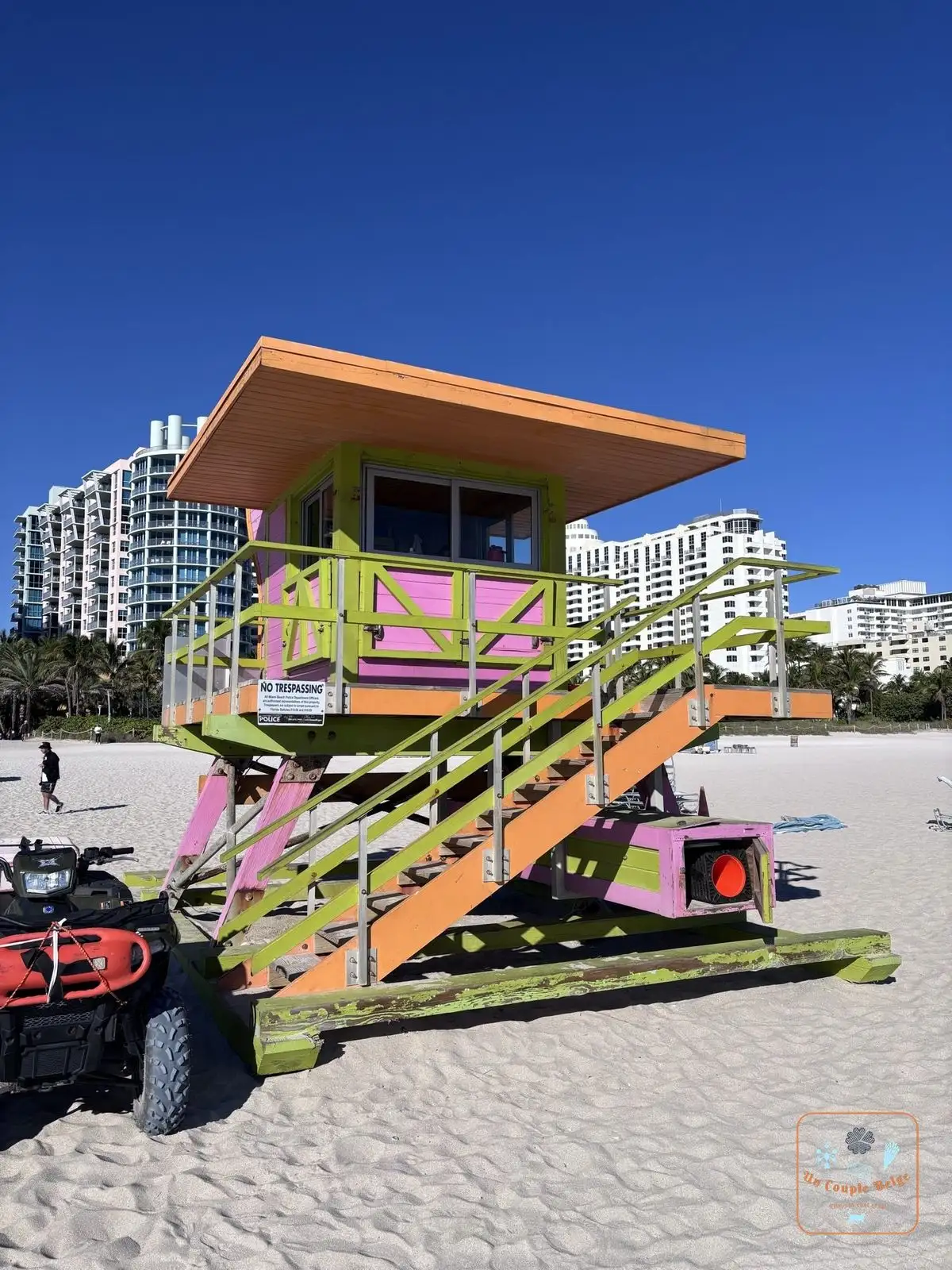 Une tour de sauveteurs rose, verte et orange à South Beach