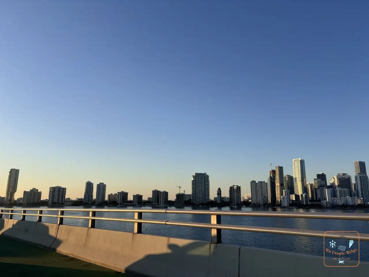 Les tours de Miami et de Brickell au coucher du soleil, depuis le Rickenbacker Causeway