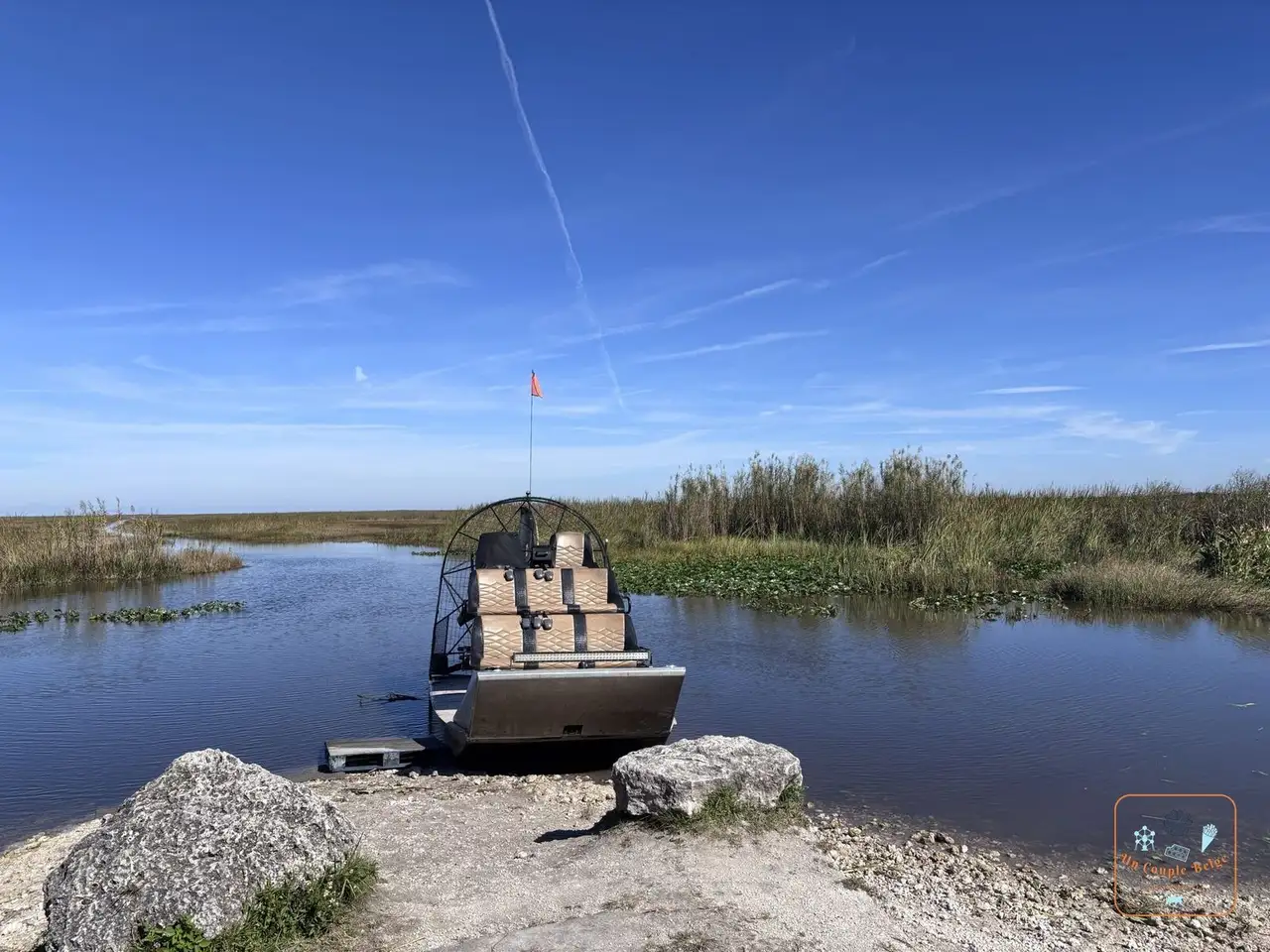 Un hydroglisseur amarré dans les Everglades