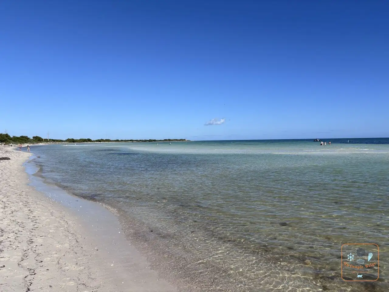 Une plage à l'eau claire et peu profonde à Bahia Honda