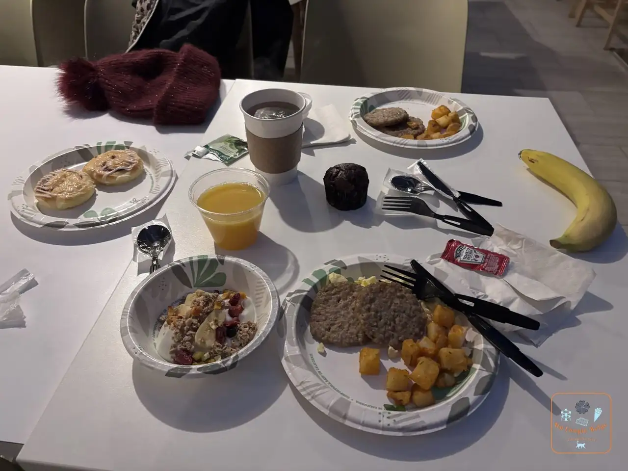 Petit-déjeuner américain à l'hôtel : pommes de terre, saucisse, muffin et jus d'orange