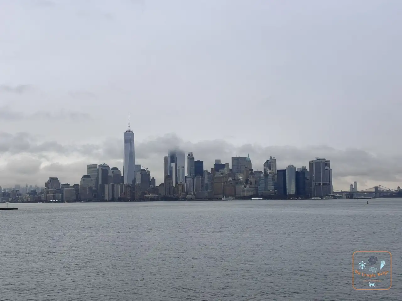 Le skyline de Lower Manhattan et One World Trade Center depuis l'eau