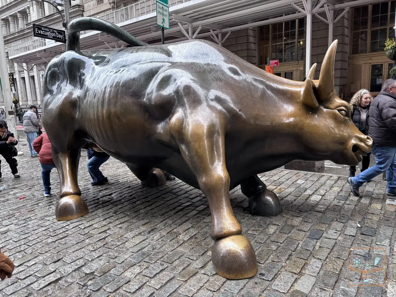 Le Charging Bull de Wall Street entouré de touristes