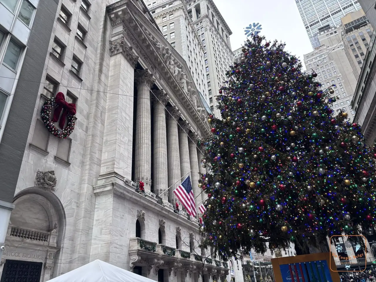 Le sapin de Noël devant la façade de la Bourse de New York