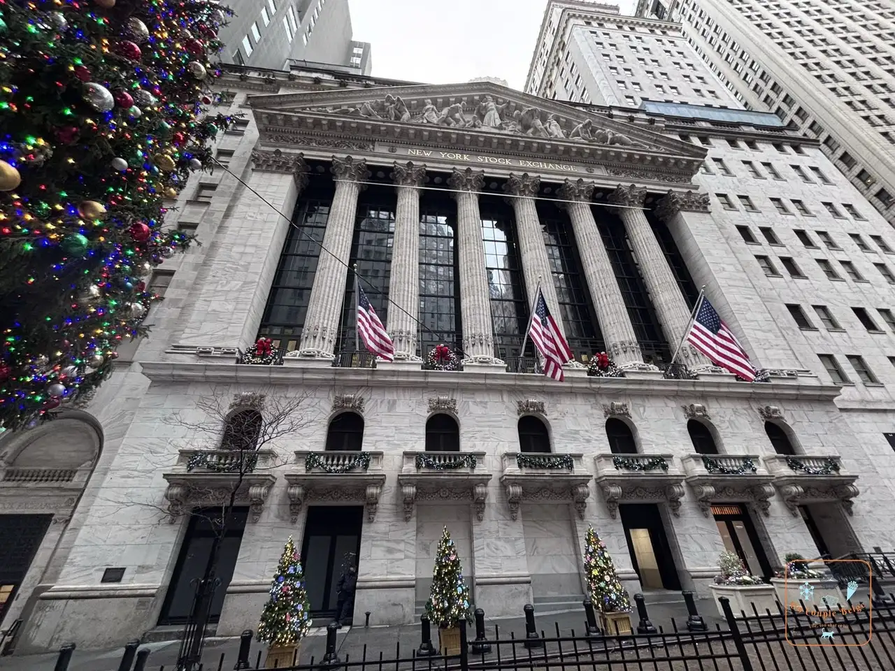 La façade du New York Stock Exchange décorée pour Noël