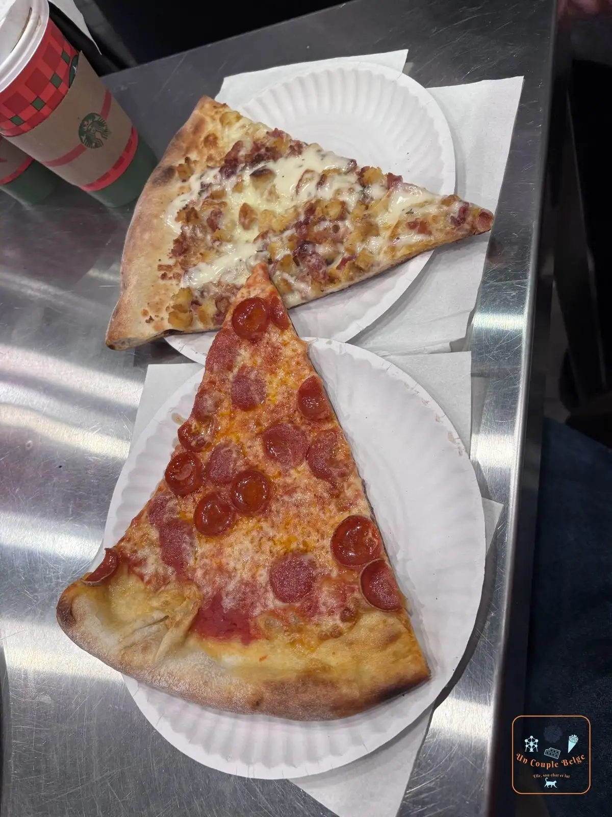 Deux parts de pizza new-yorkaise, pepperoni et chicken ranch, sur assiettes en carton
