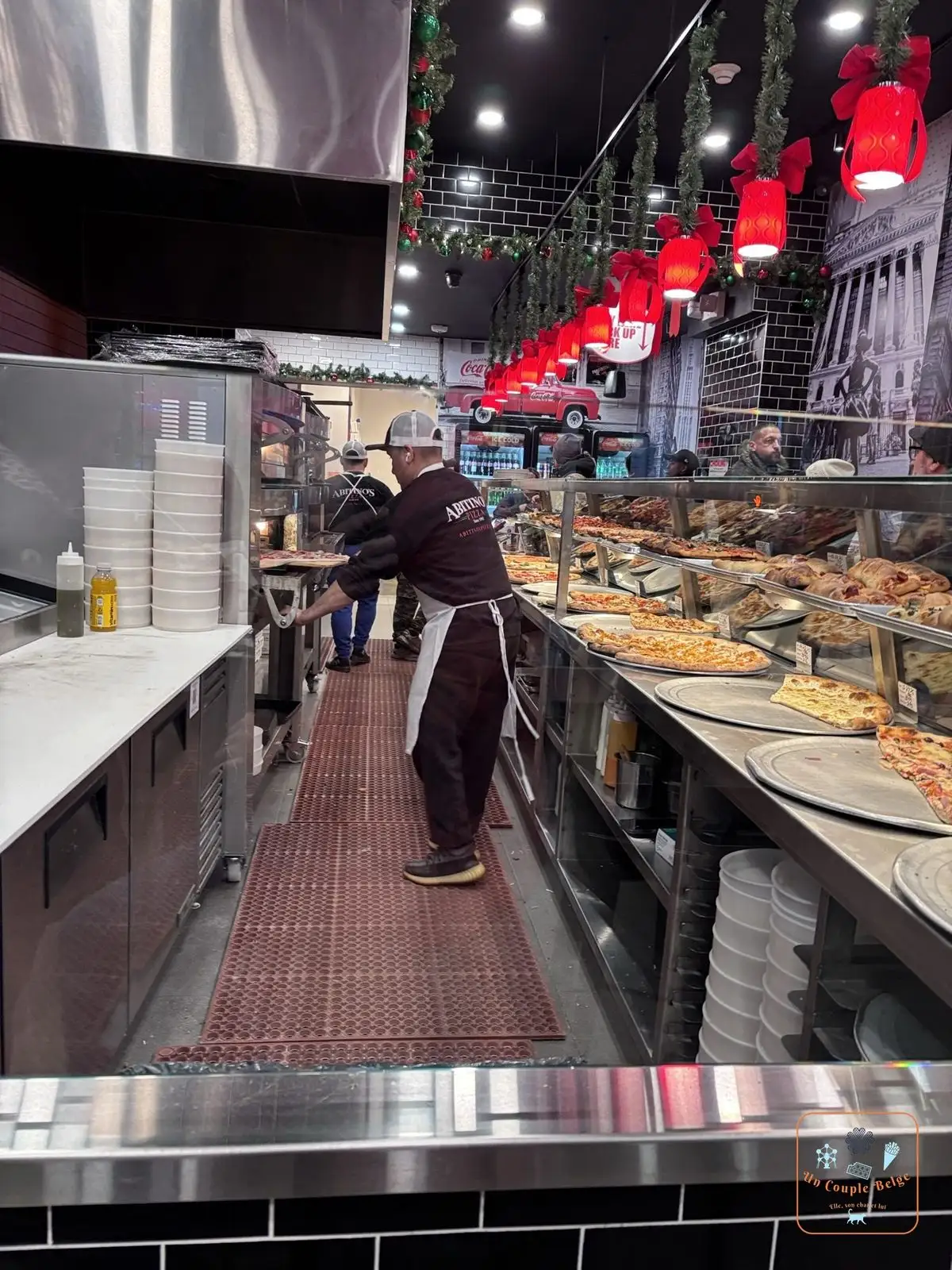 Le comptoir de la pizzeria décoré pour Noël