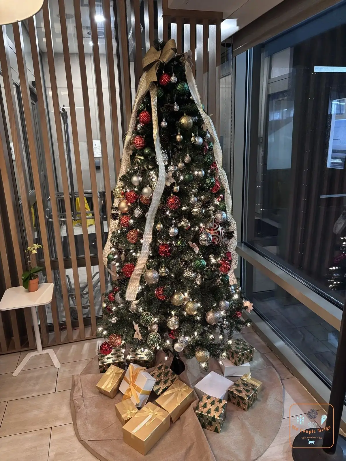 Sapin de Noël et cadeaux dans le hall de notre hôtel à New York