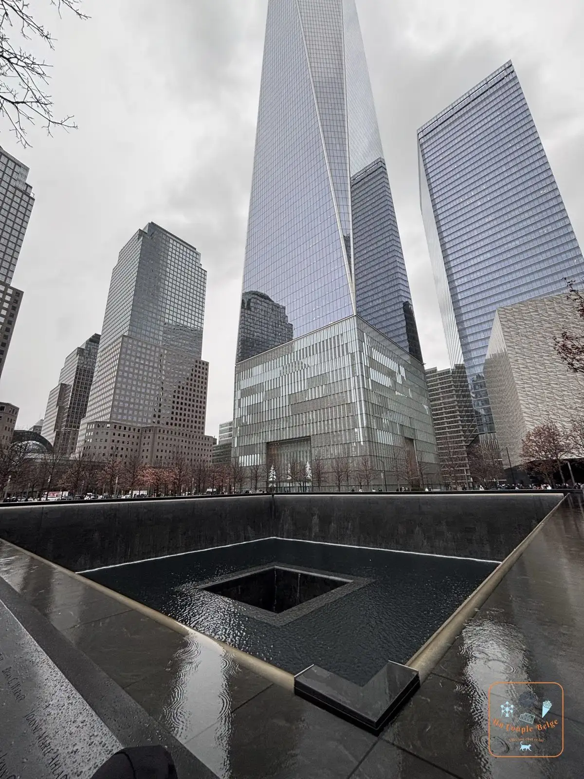 Un des bassins du mémorial, avec One World Trade Center en arrière-plan