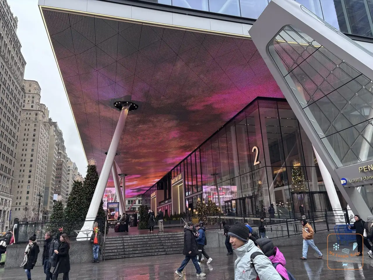 L'entrée vitrée du Madison Square Garden décorée en rose