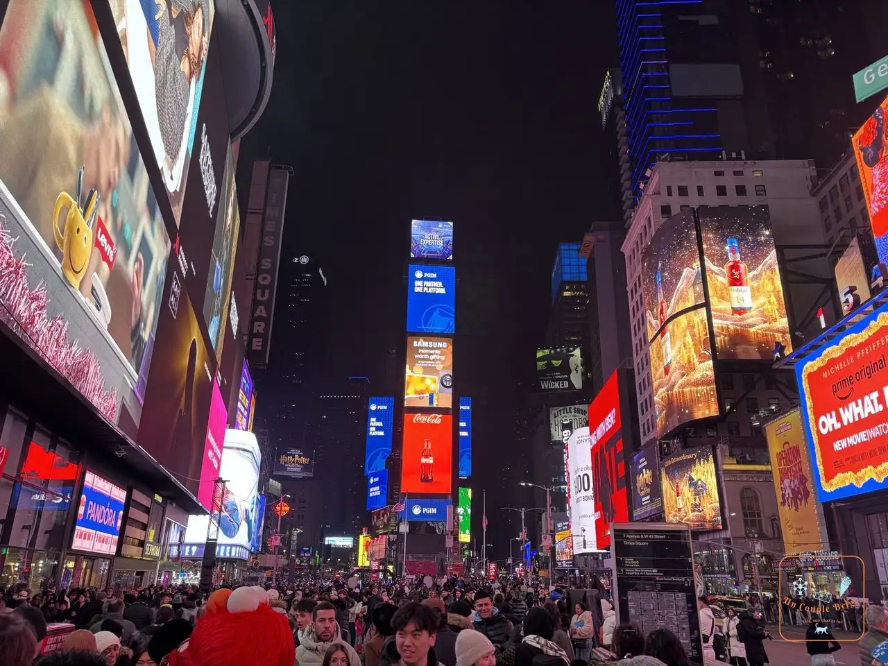 Times Square illuminé de nuit vu depuis les marches rouges TKTS