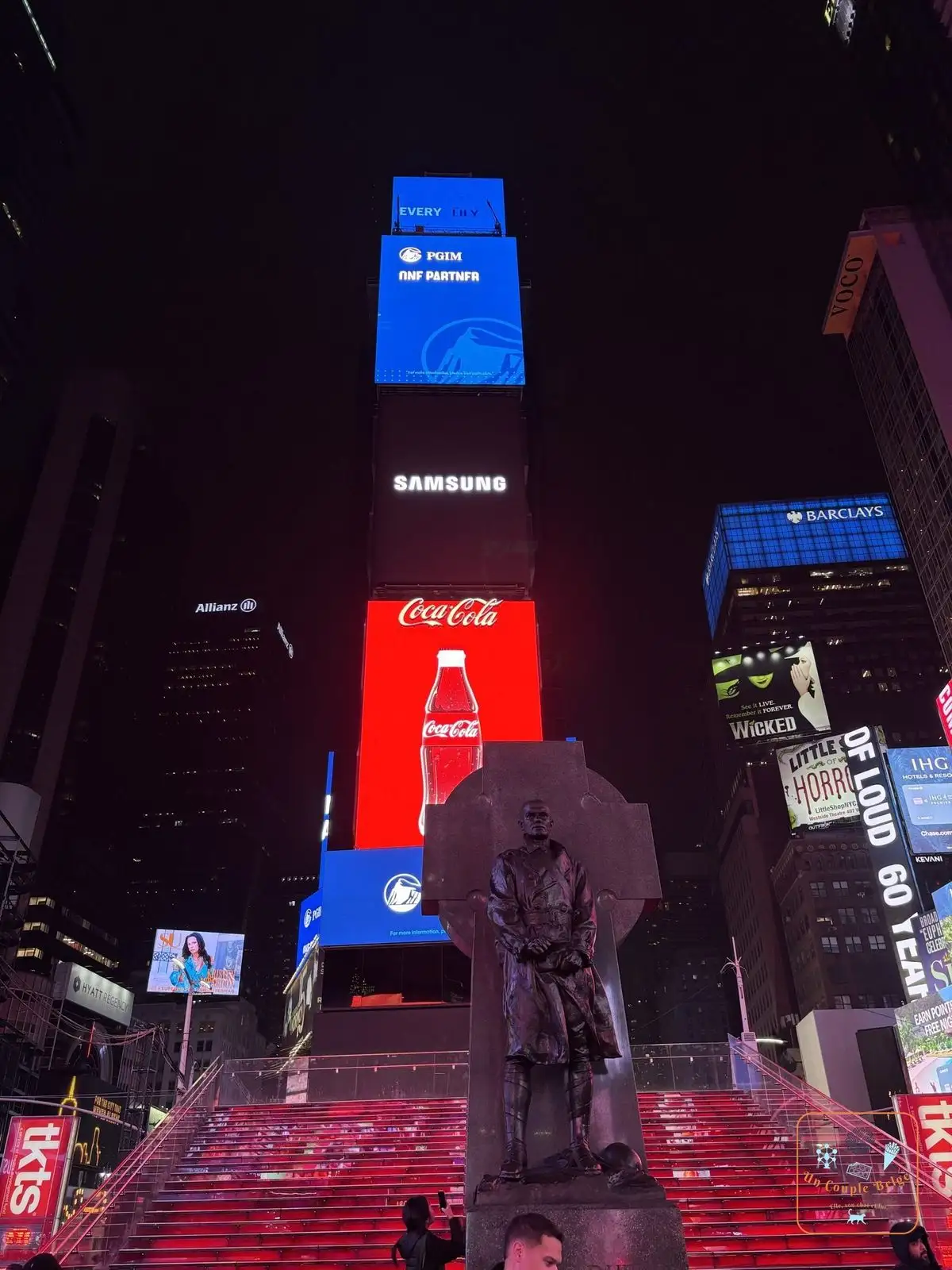La statue de George M. Cohan et les écrans publicitaires de Times Square