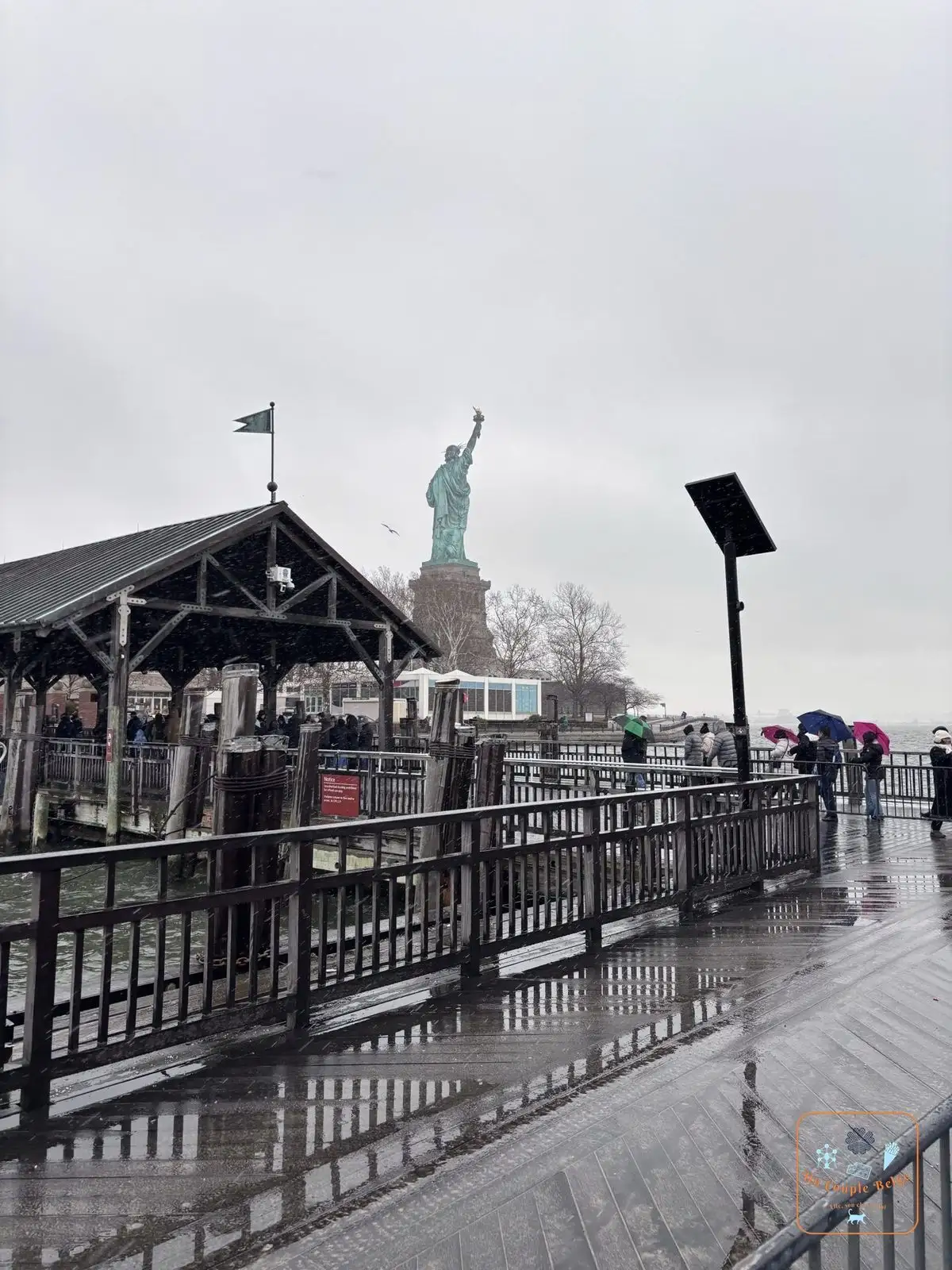 L'embarcadère de Battery Park avec la Statue de la Liberté au loin