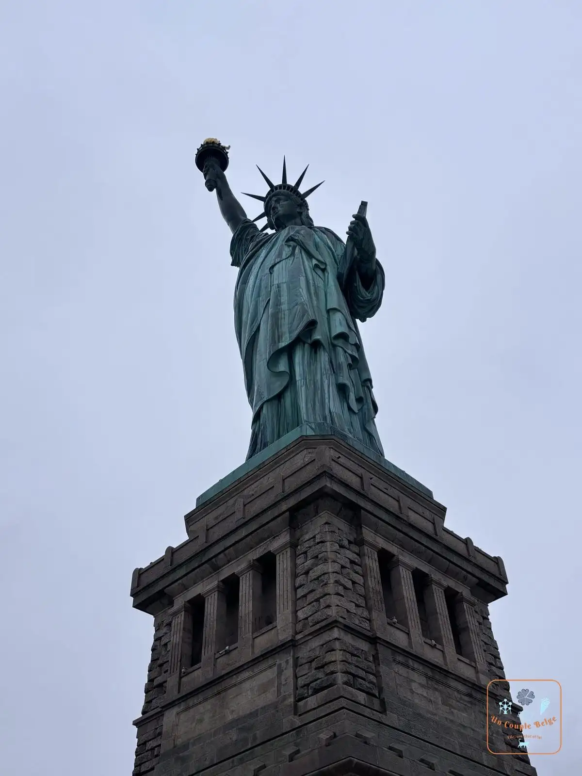 La Statue de la Liberté de trois quarts avec sa torche levée