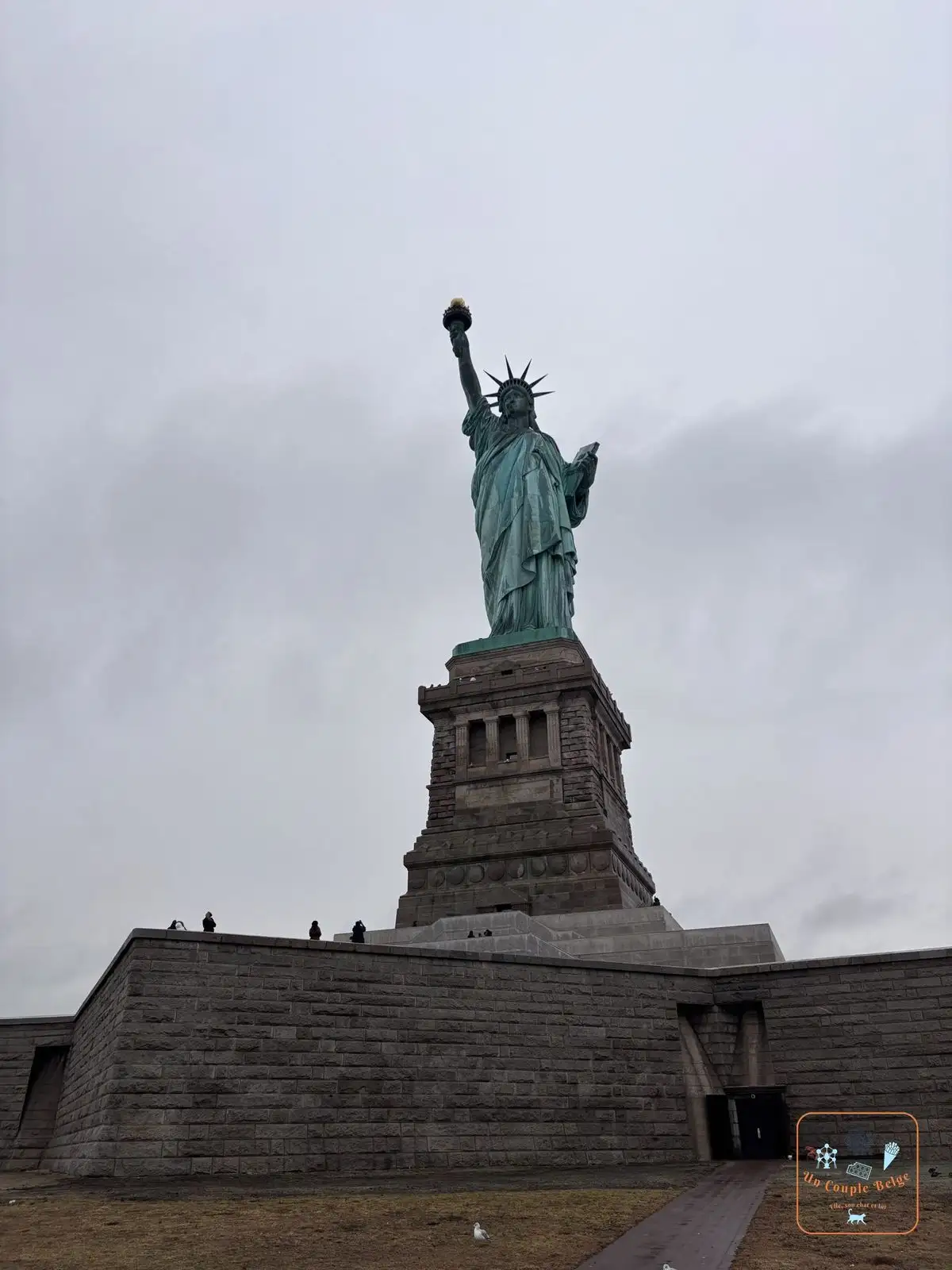 La Statue de la Liberté et son socle, depuis la pelouse de Liberty Island