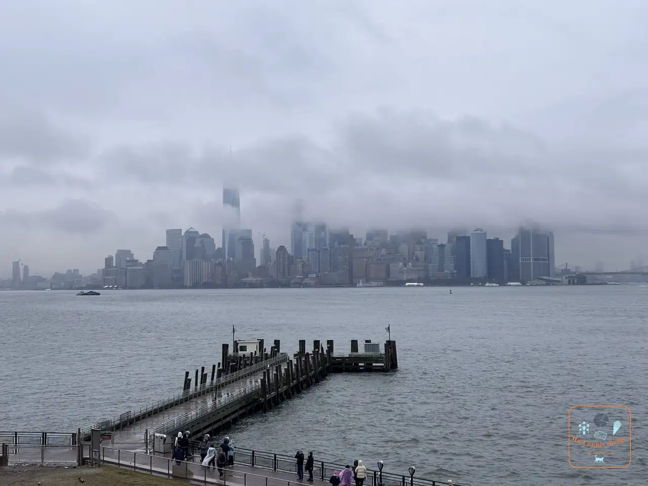 Le skyline de Manhattan dans la brume depuis le ponton de Liberty Island