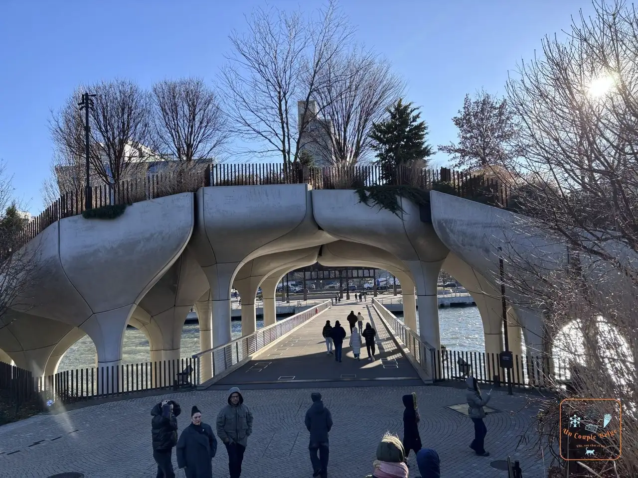 L'entrée de Little Island sous les piliers en béton