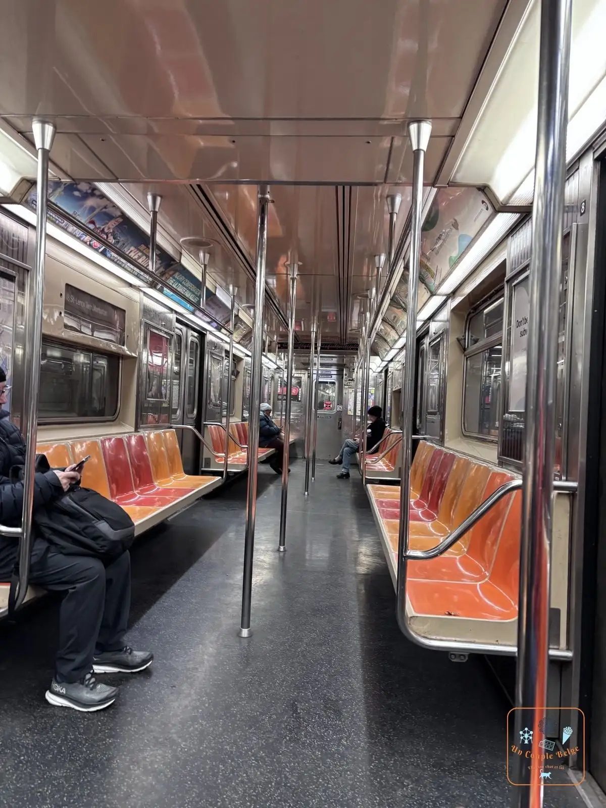 Intérieur d'une rame de métro new-yorkais avec ses sièges orange