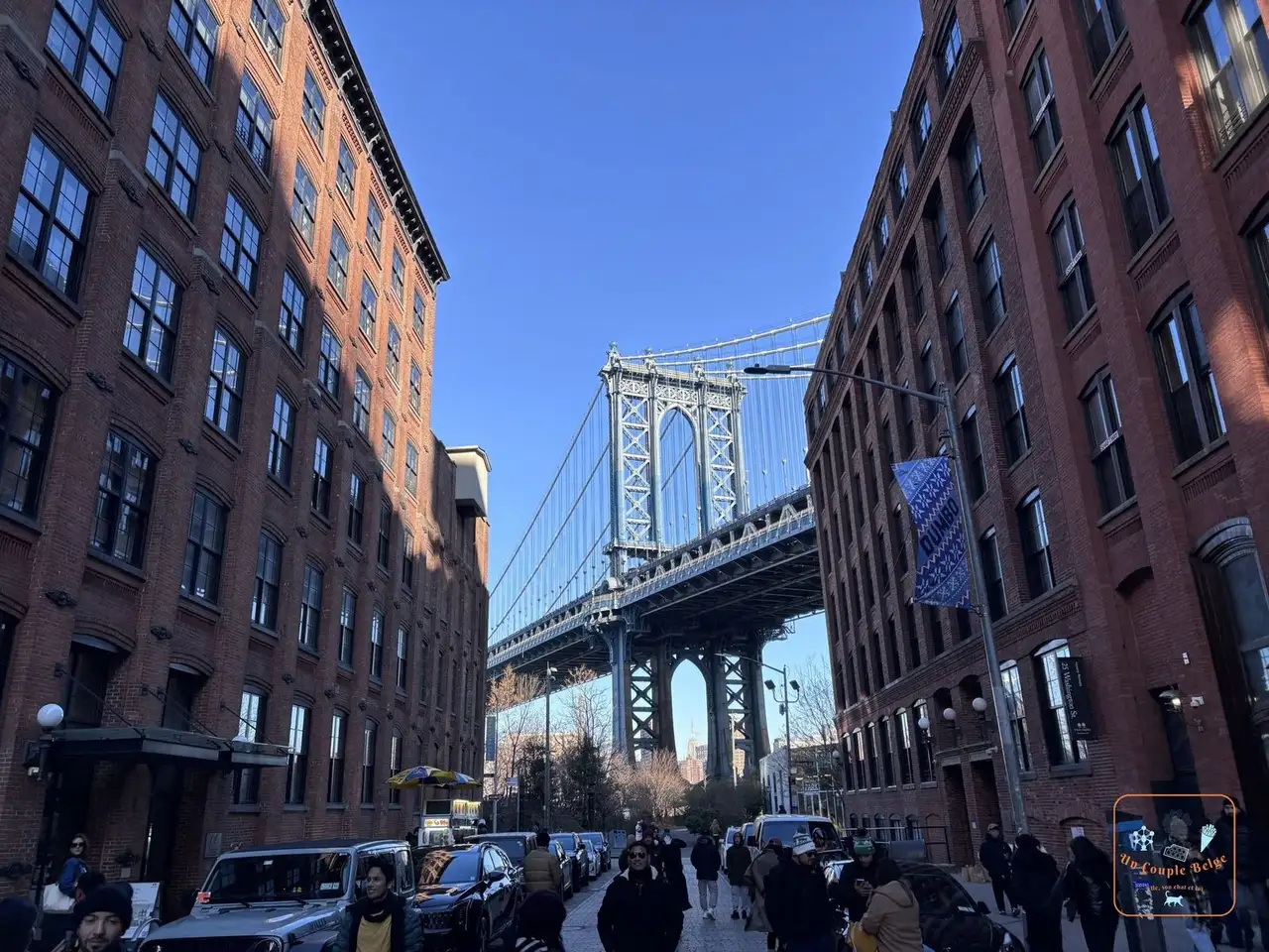 Le Manhattan Bridge vu depuis Washington Street à DUMBO