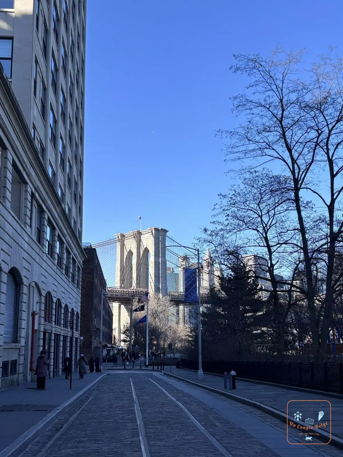 Le pont de Brooklyn au bout d'une rue pavée de DUMBO