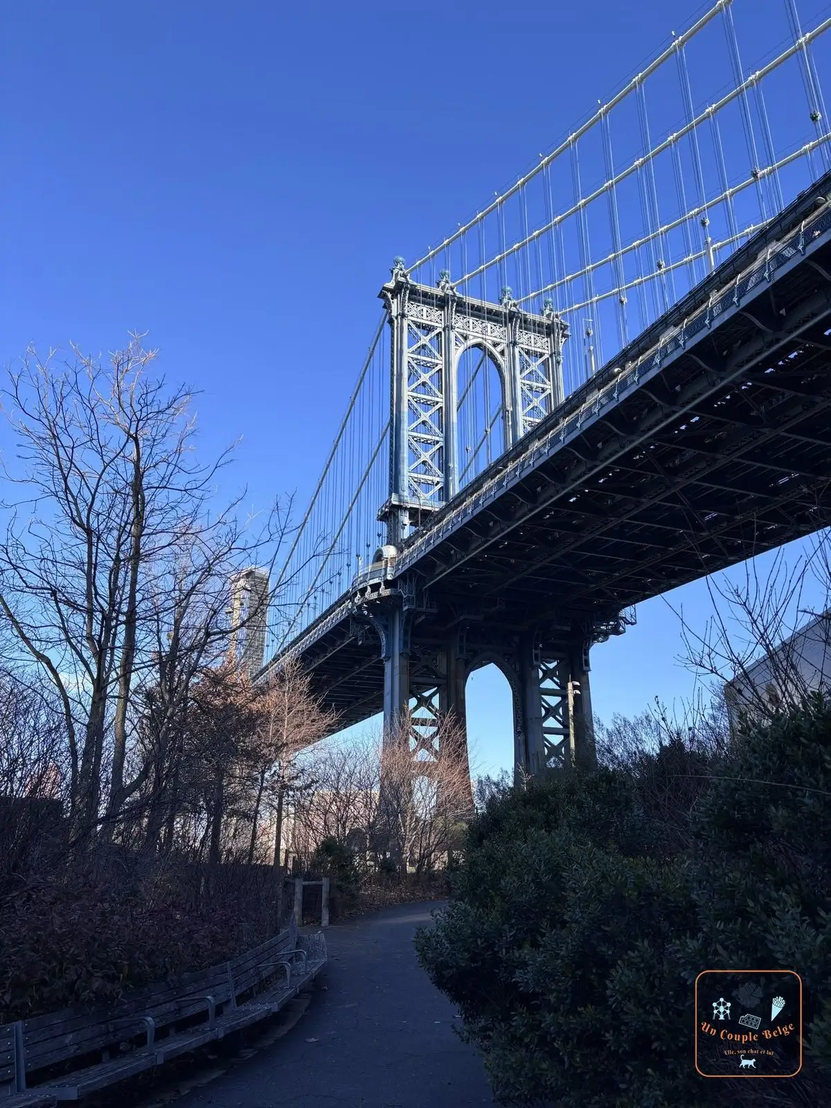 Le Manhattan Bridge vu d'en dessous depuis un chemin de DUMBO