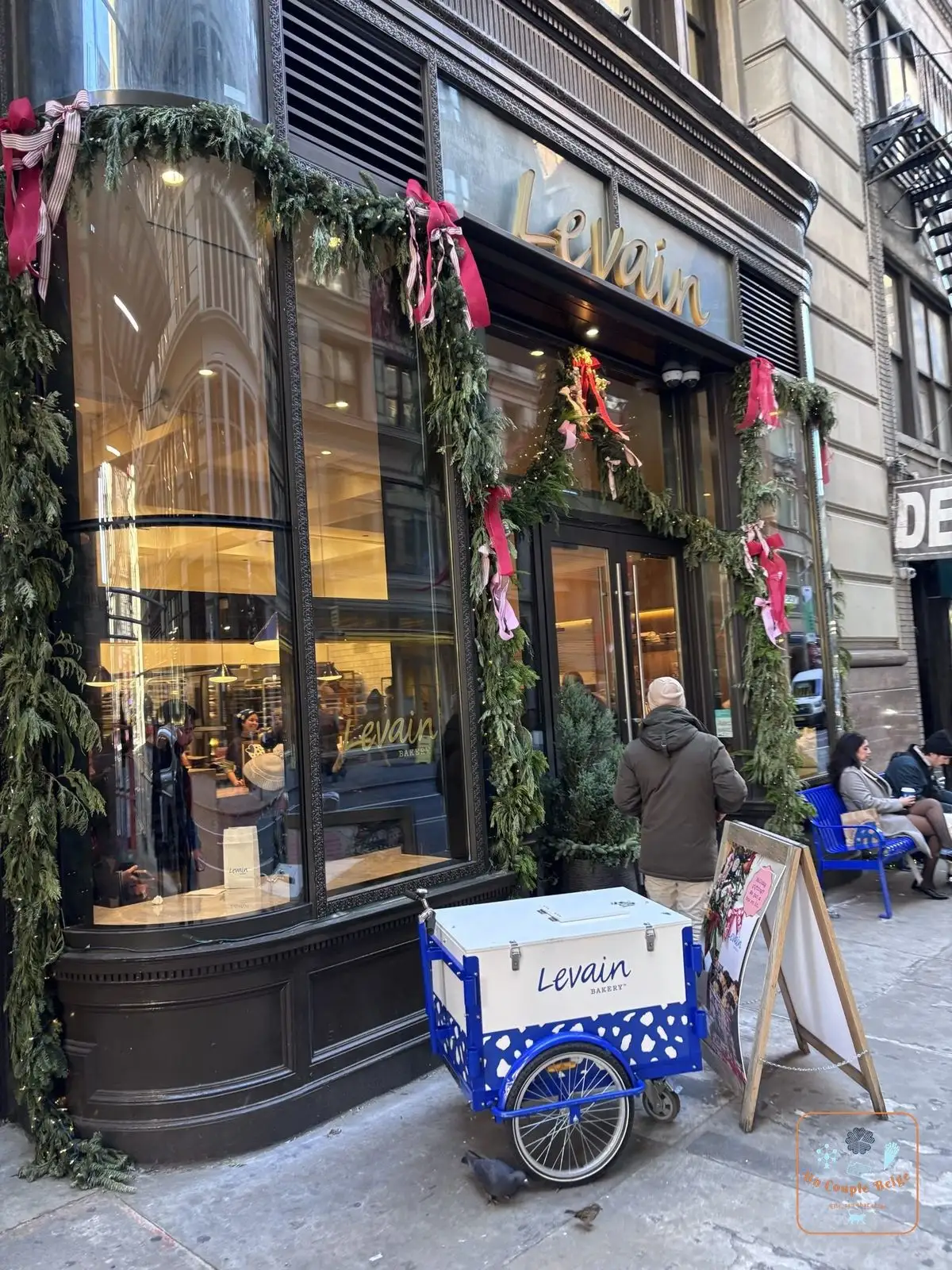 La devanture de Levain Bakery décorée pour Noël