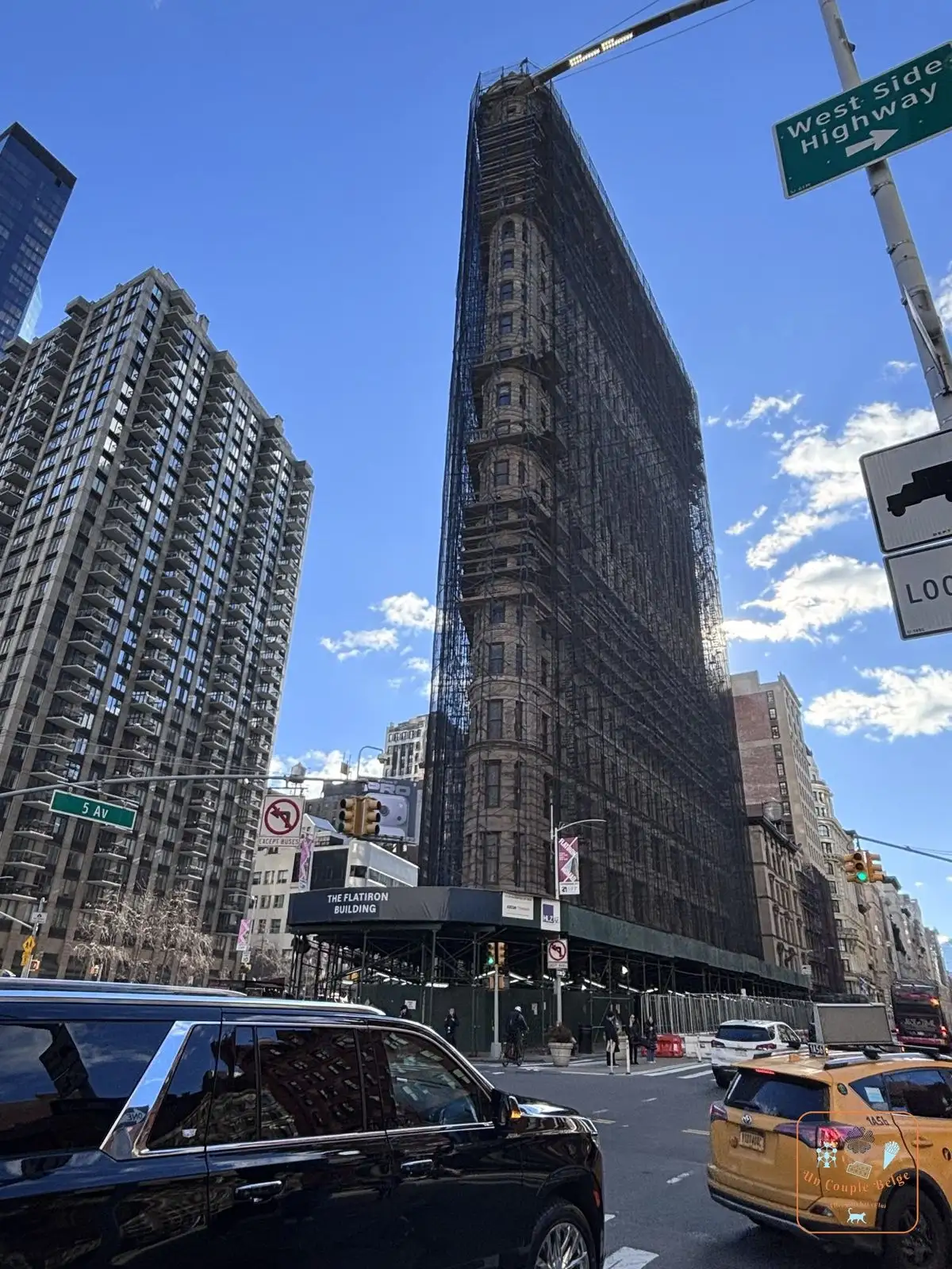 Le Flatiron Building en travaux, couvert d'échafaudages