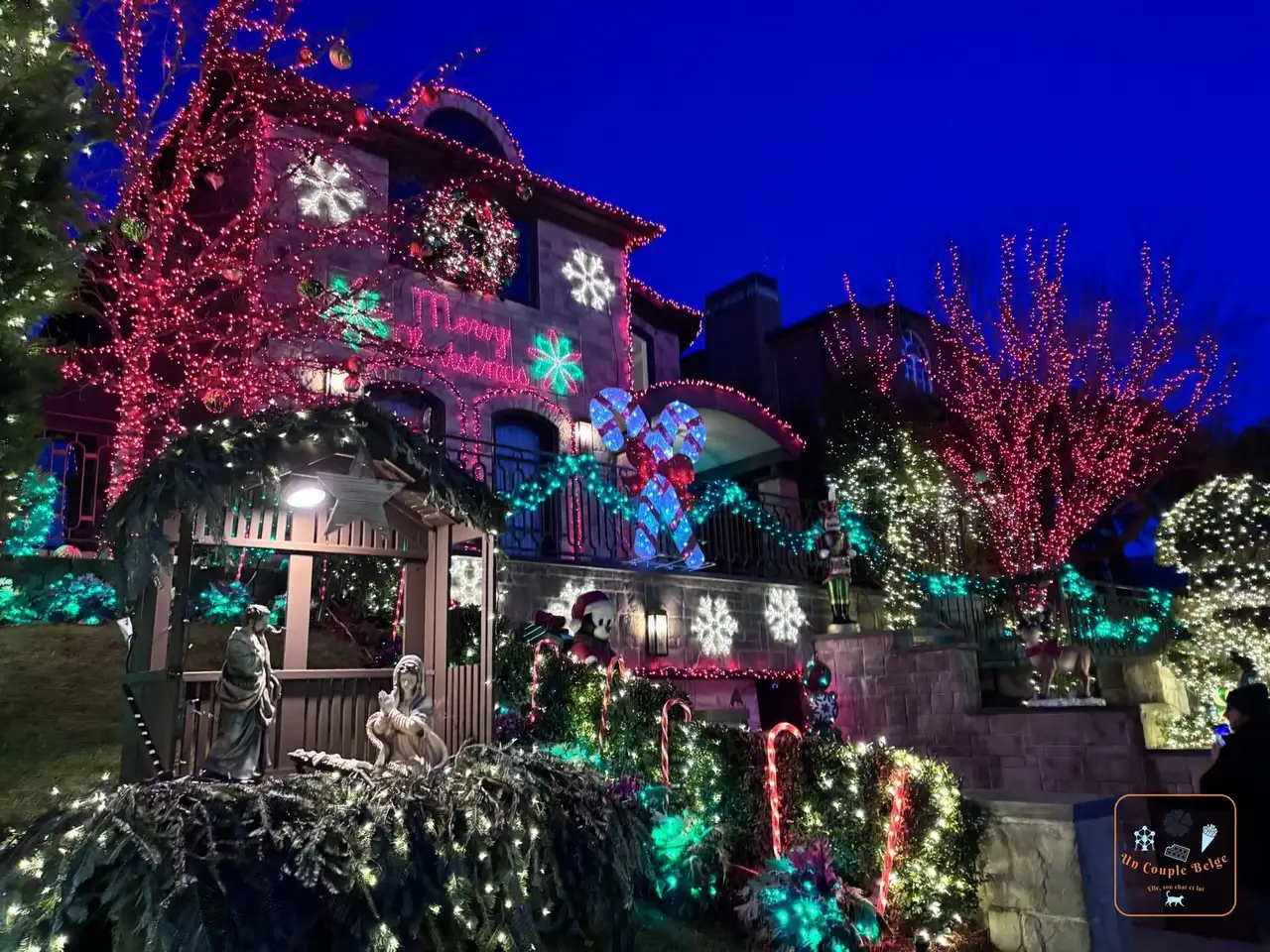 Maison de Dyker Heights couverte de guirlandes rouges et vertes