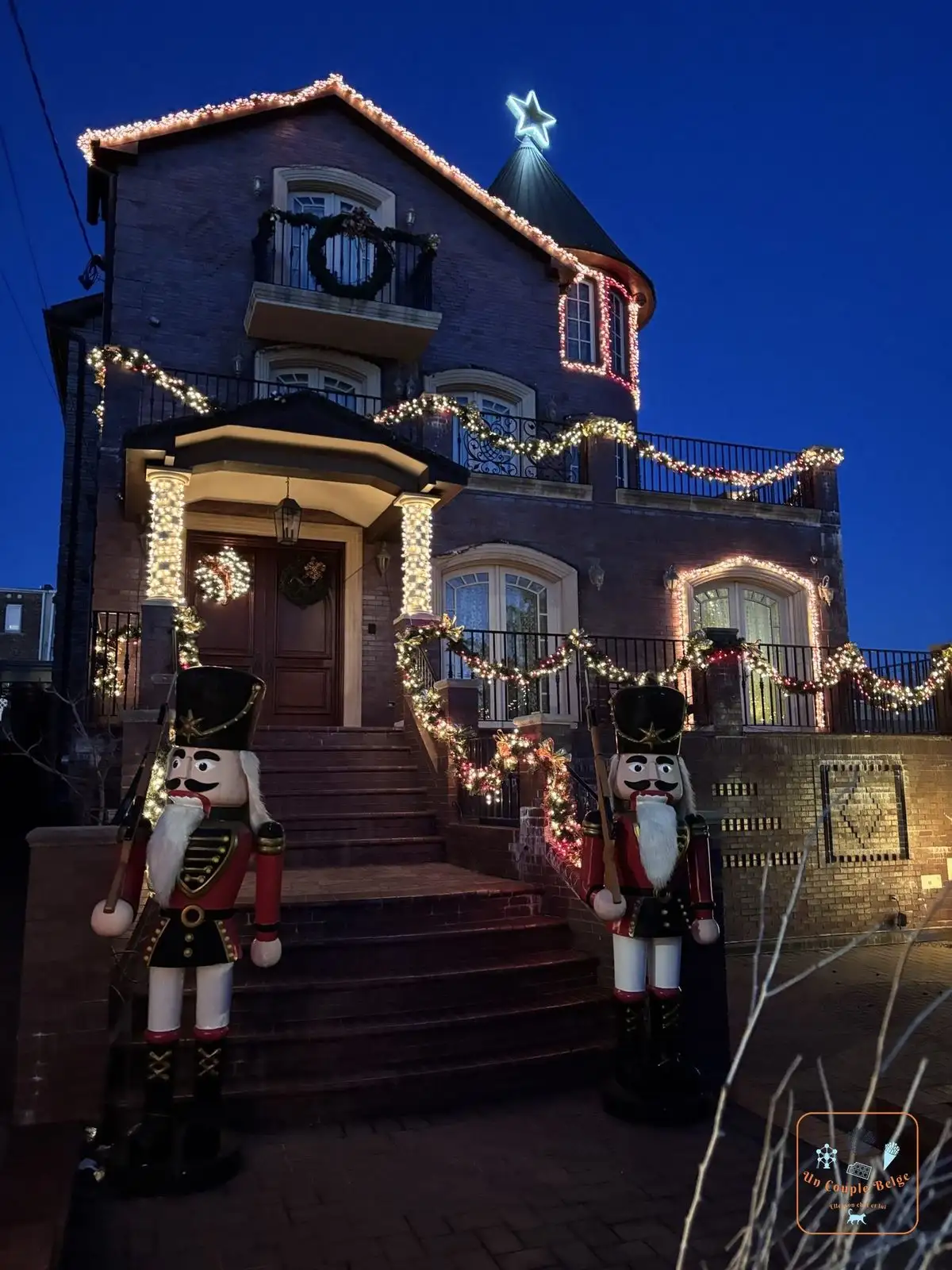 Entrée de maison gardée par deux casse-noisettes géants à Dyker Heights