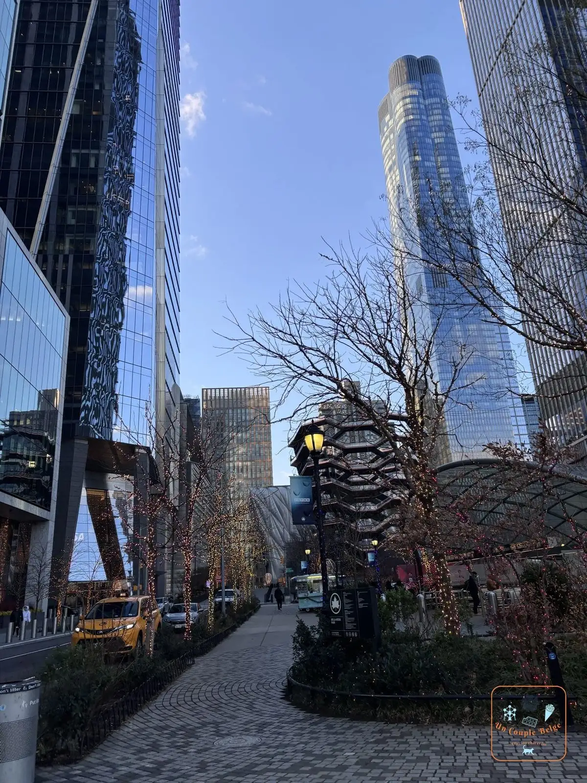 Rue de Hudson Yards avec un taxi jaune et les gratte-ciel en verre