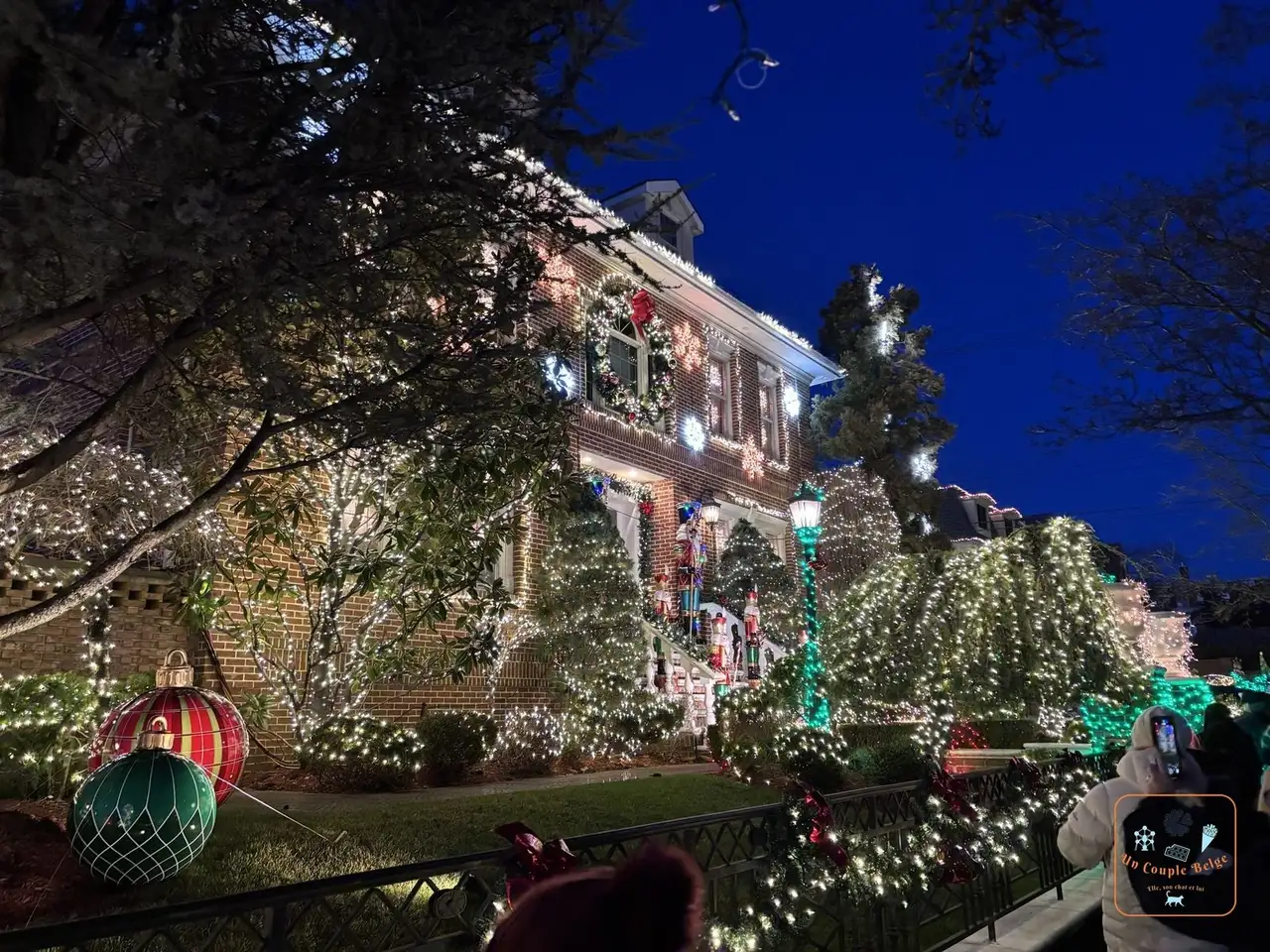 Maison et jardin couverts de lumières blanches et de boules géantes à Dyker Heights