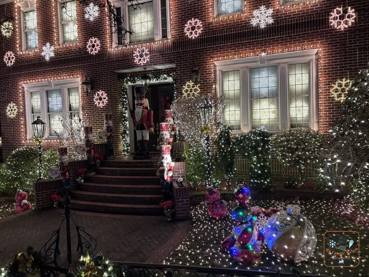 Façade en briques décorée de flocons lumineux à Dyker Heights