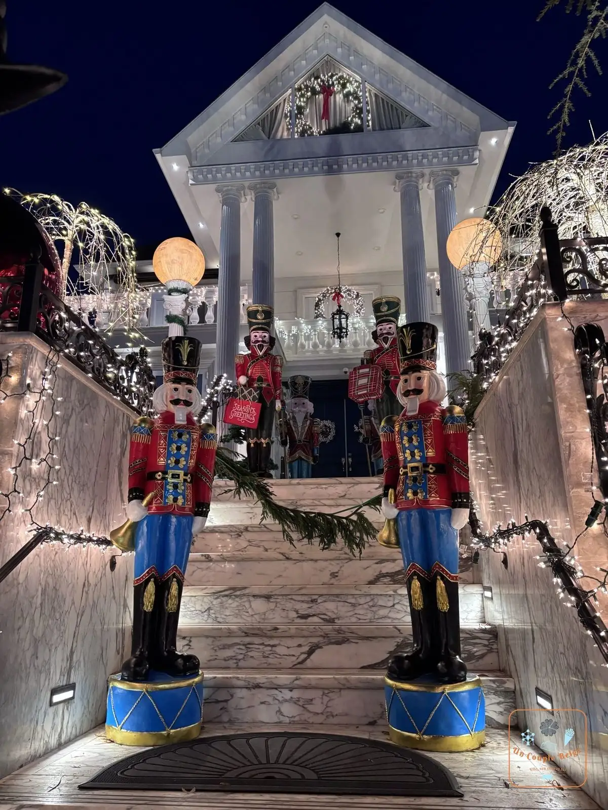 Maison à colonnes et escalier bordé de casse-noisettes à Dyker Heights