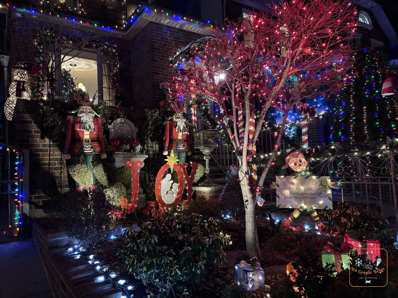Jardin illuminé avec les lettres JOY et des casse-noisettes à Dyker Heights