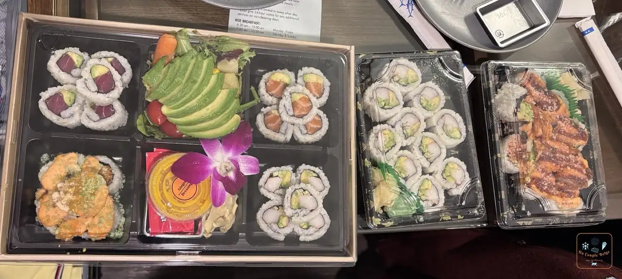 Les boîtes de makis, de california rolls et la salade d'avocat de notre réveillon à emporter