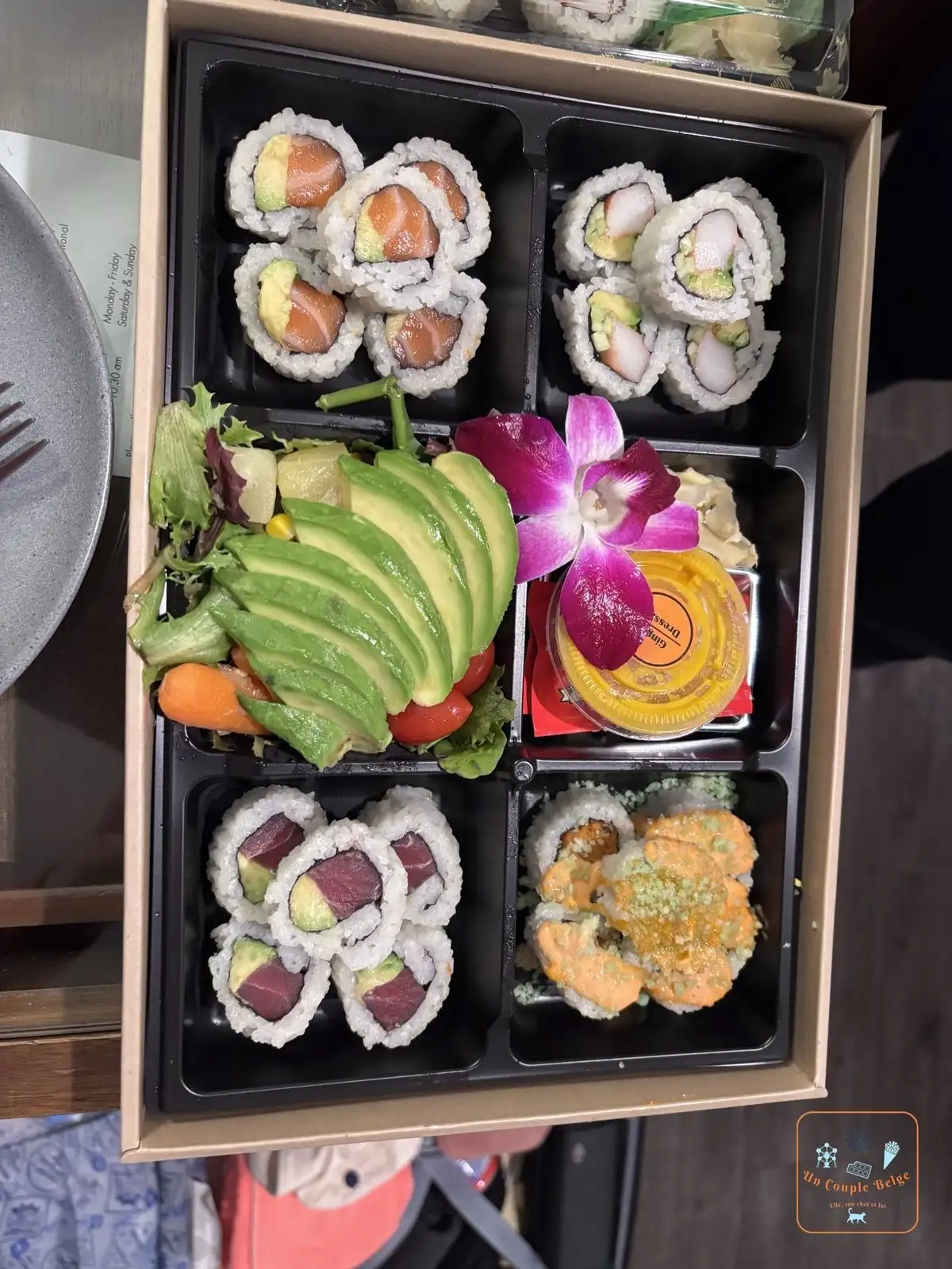 Plateau de sushis, makis et avocat pour le réveillon