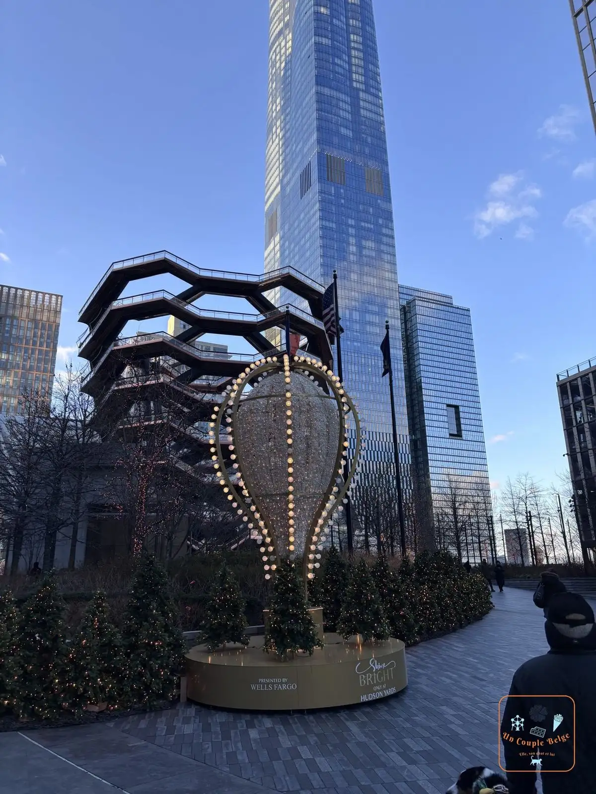 Montgolfière lumineuse de Noël devant le Vessel à Hudson Yards