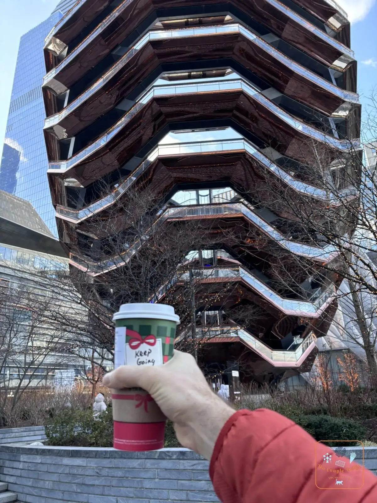 Un café Starbucks de Noël devant la structure du Vessel