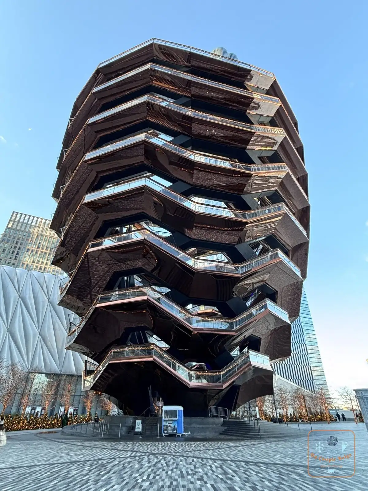 Le Vessel de Hudson Yards sous le ciel bleu
