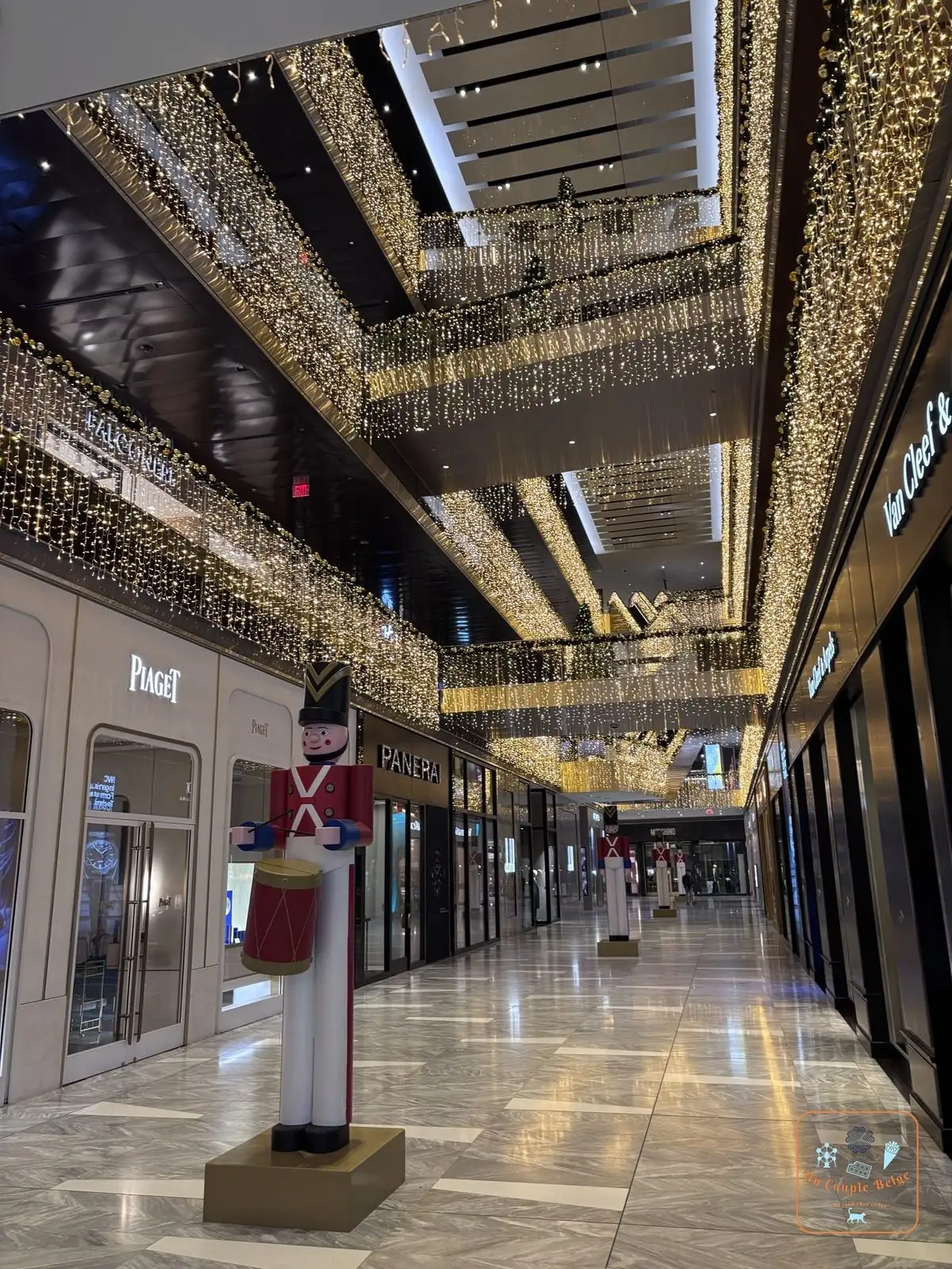 La galerie du centre commercial de Hudson Yards décorée de guirlandes et de casse-noisettes