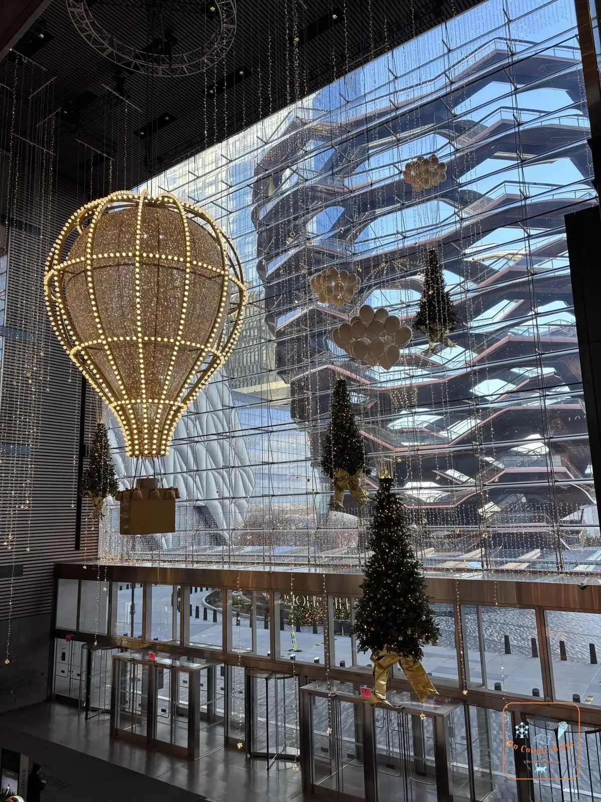 Décorations de Noël dans le centre commercial avec vue sur le Vessel