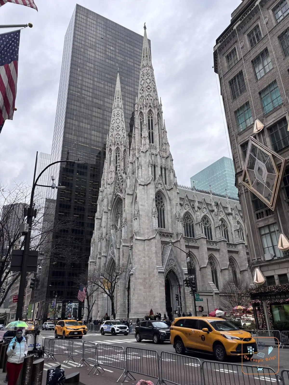 La cathédrale Saint-Patrick sur la Cinquième Avenue et un taxi jaune