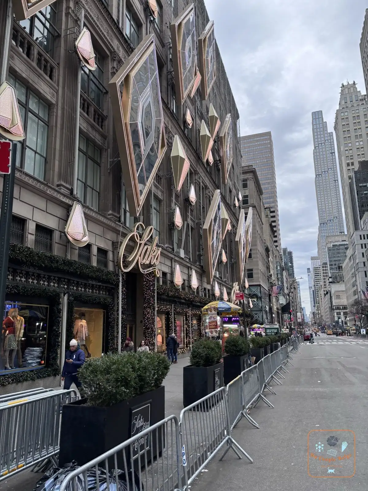 La façade de Saks Fifth Avenue décorée pour Noël