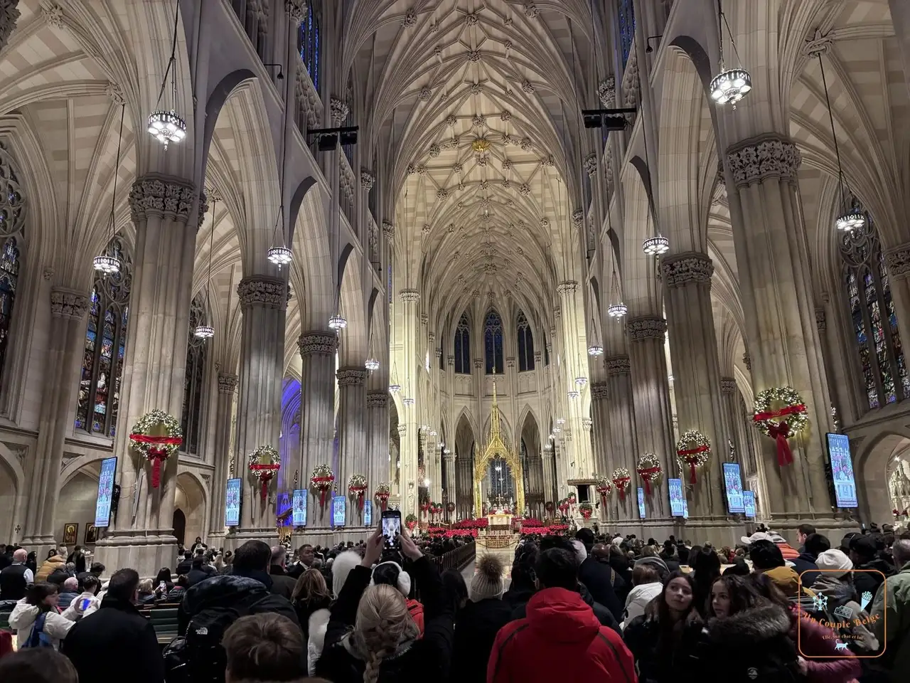 L'intérieur de la cathédrale Saint-Patrick rempli de monde le jour de Noël